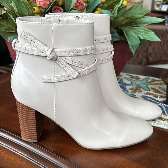 Brand New Bandolino Ivory Stacked Heeled Ankle Boots Bow Wrapped Strap - Picture 2 of 16